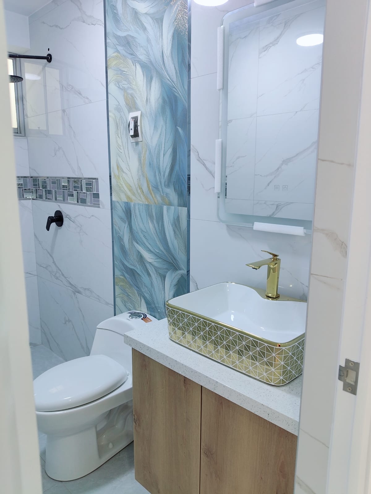 Baño con detalles dorados